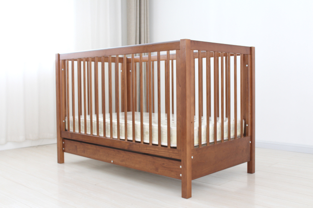 Cuna de madera de lujo con f&aacute;cil montaje: complemento seguro, resistente y elegante para cualquier decoraci&oacute;n de guarder&iacute;a