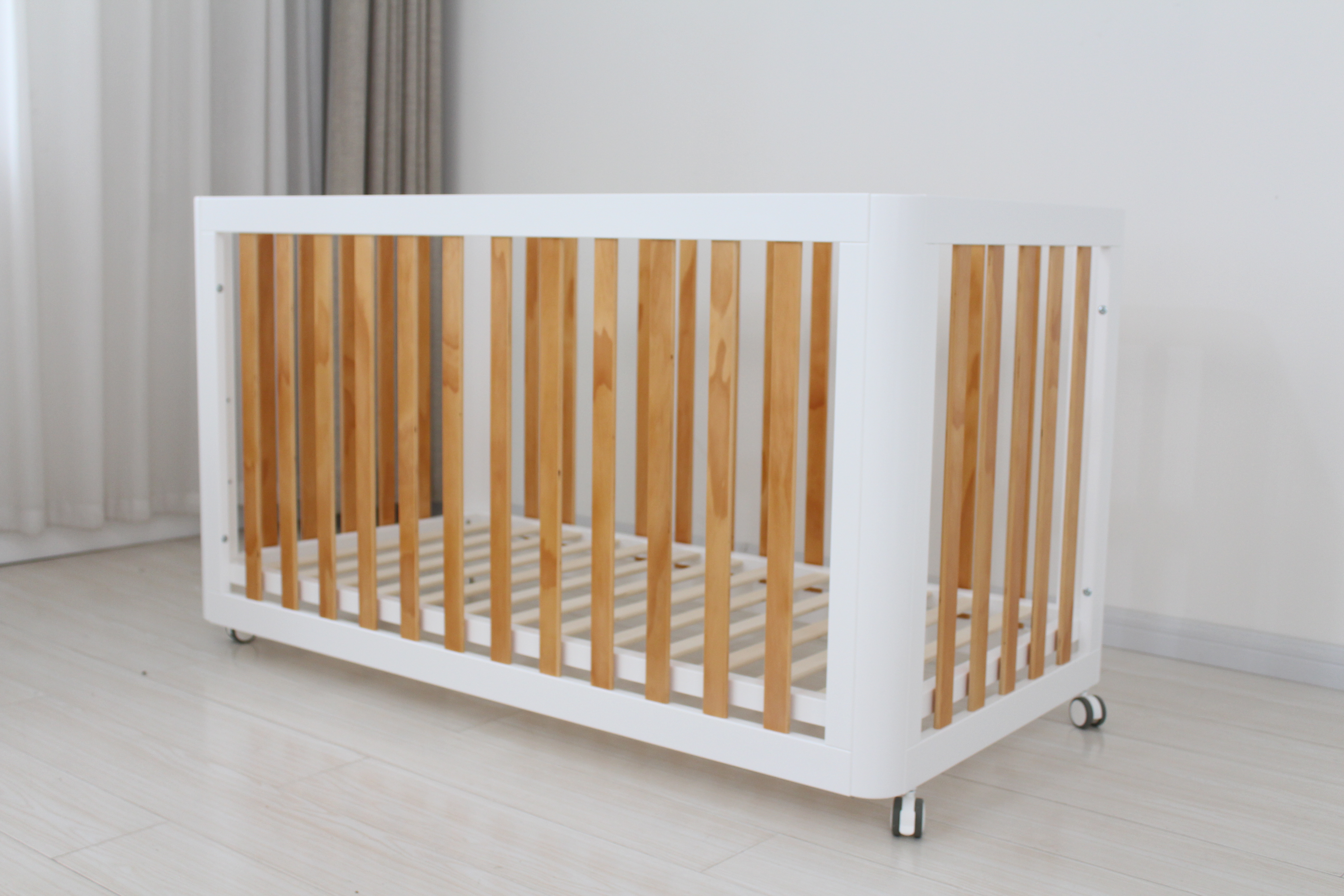 &iquest;Es mejor una cuna de madera con ruedas que una cuna de metal?